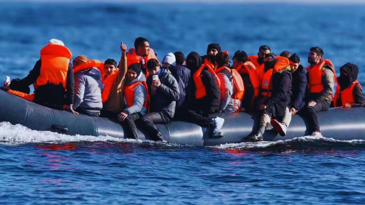 UK Channel crossings: What is a safe and legal route? | The Daily ...